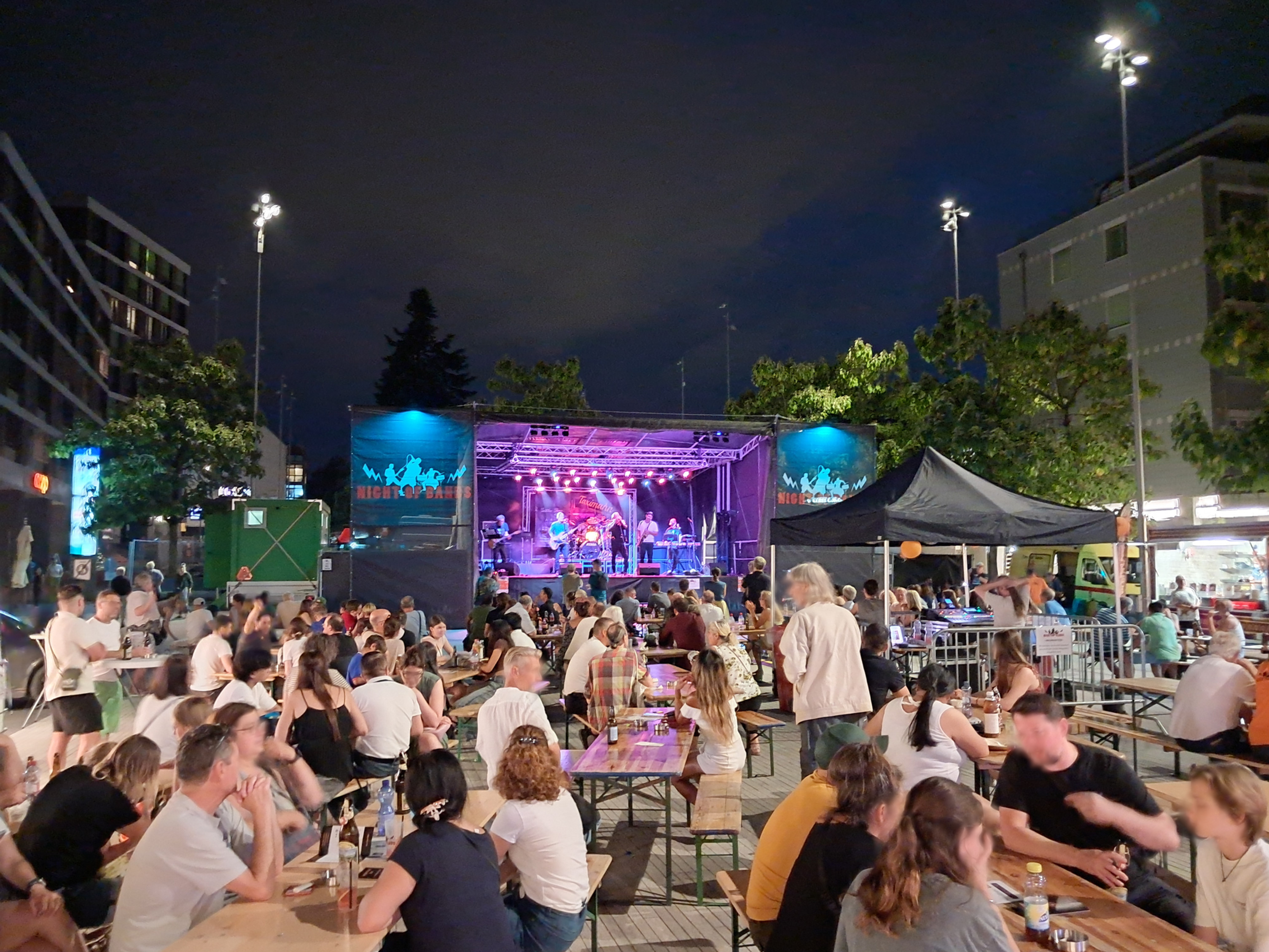 Night of Bands in Kloten, 16.08.2024; Blick über den Stadtplatz beim Auftritt von TAXIMANN